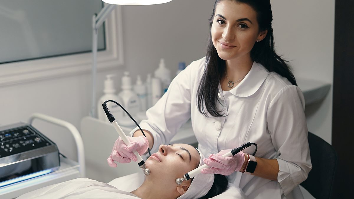 Microneedling vs Red Light Therapy: Which is Right for You?